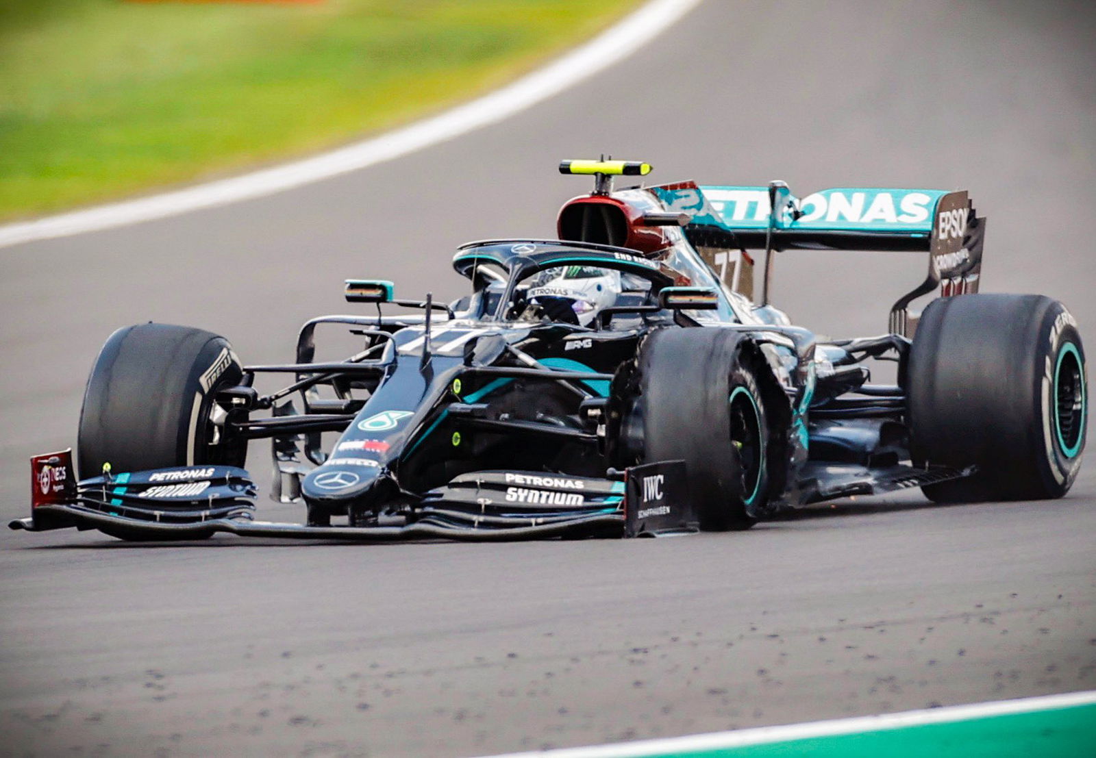 Silverstone membuat perubahan penghalang F1 setelah Kvyat jatuh