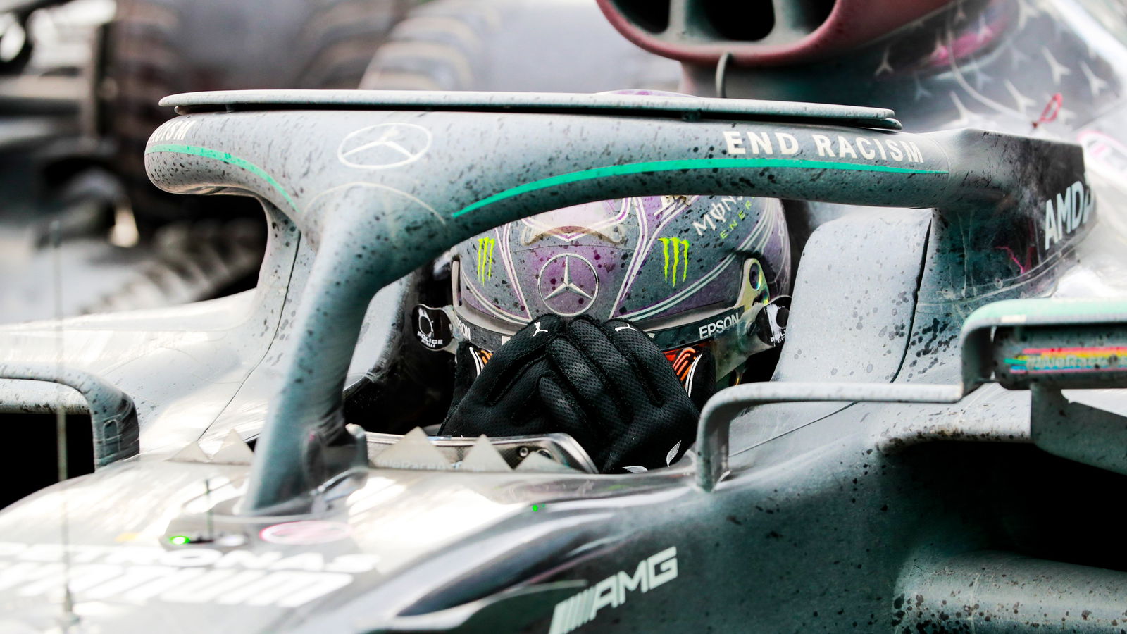 Hamilton memenangkan GP Turki basah yang mendebarkan untuk merebut gelar F1 ketujuh