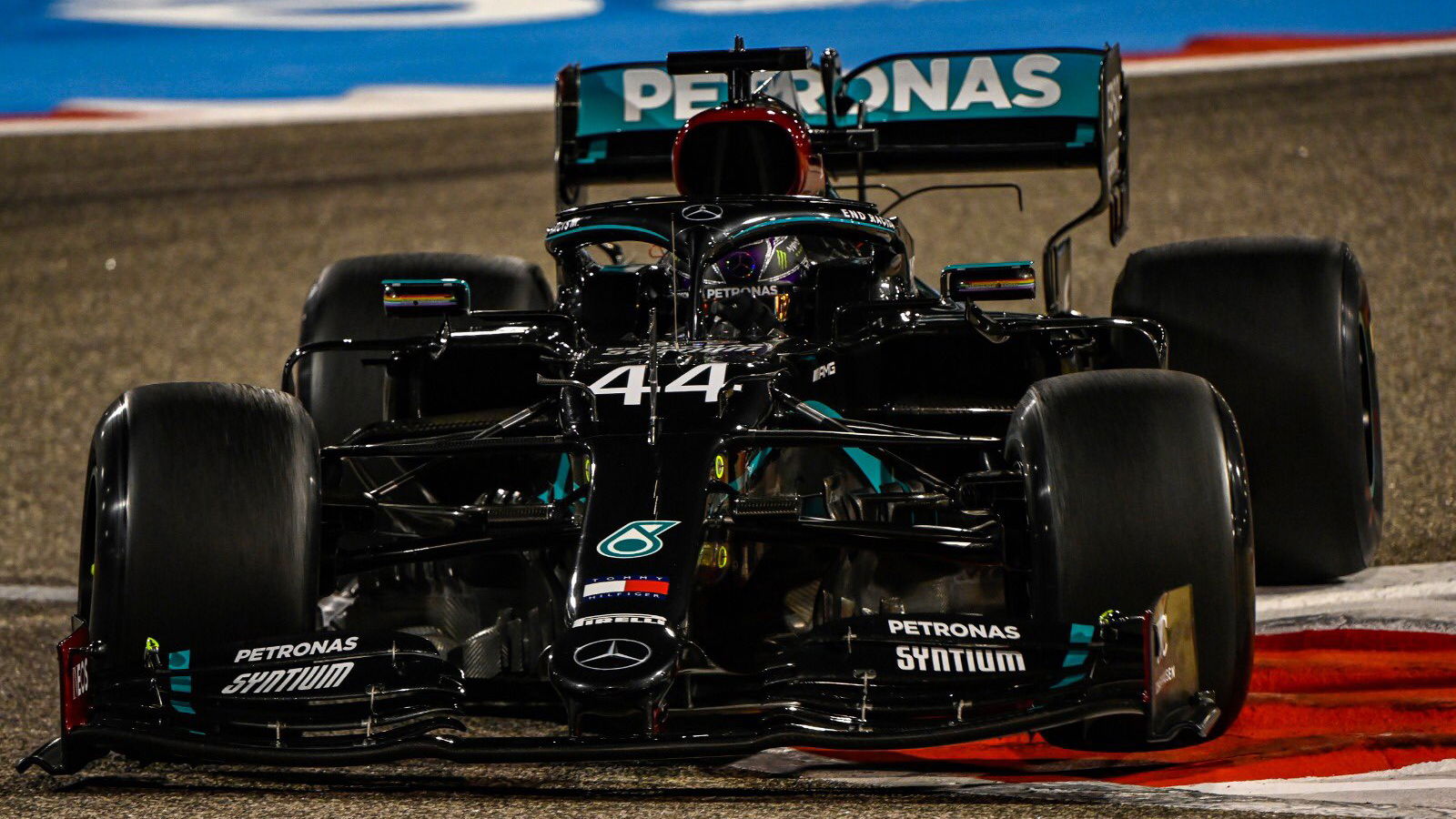 Hamilton tops F1 Bahrain GP FP2 disrupted by Albon shunt and stray dog