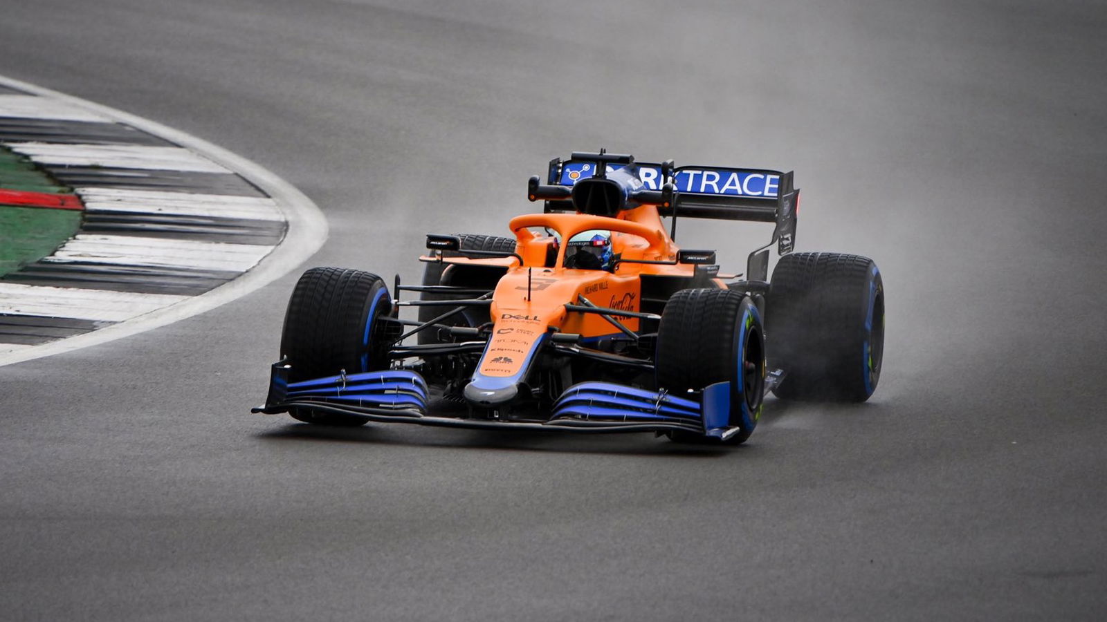 Ricciardo melakukan debut McLaren F1 di Silverstone basah shakedown