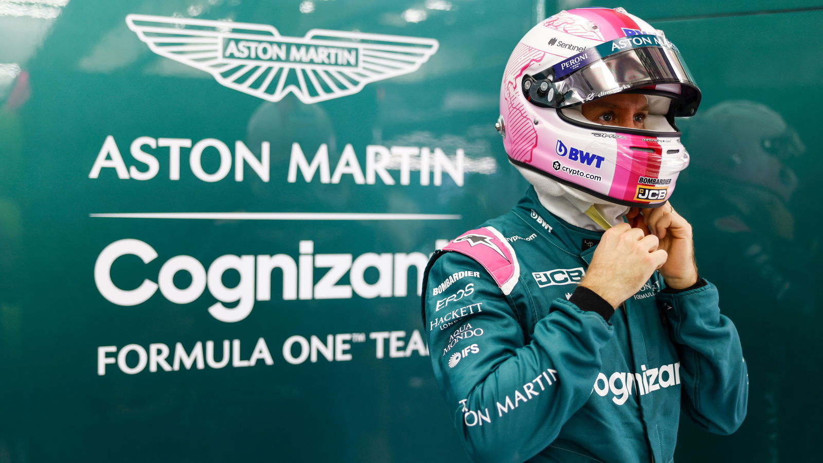 Disponsori BWT, Sebastian Vettel Pakai Helm Merah Muda