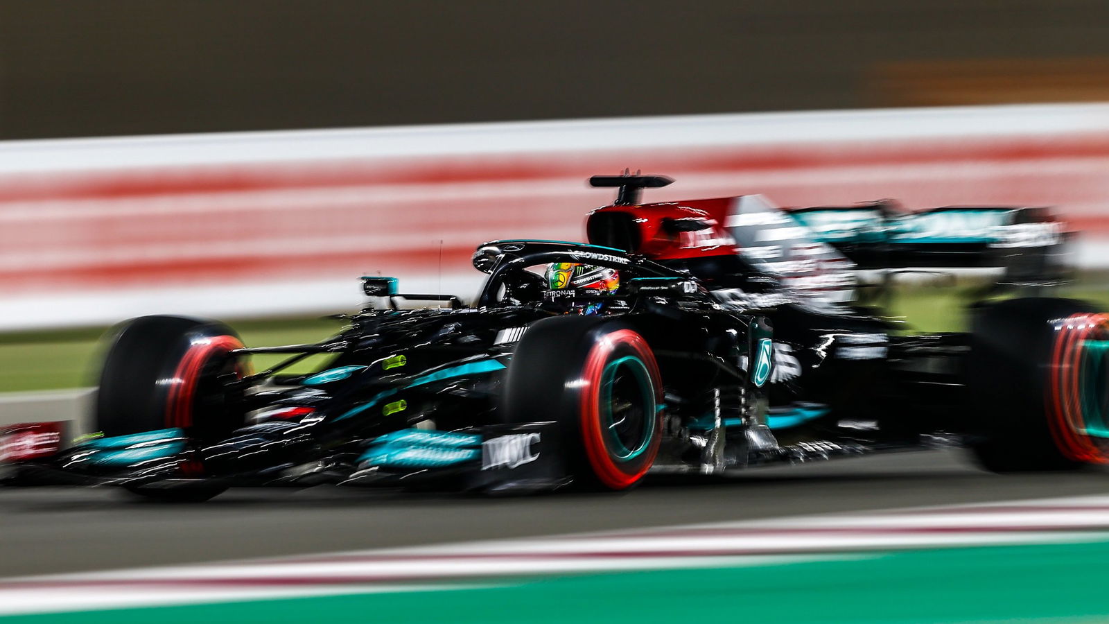 Menang Dominan di F1 GP Qatar, Hamilton Dekati Verstappen