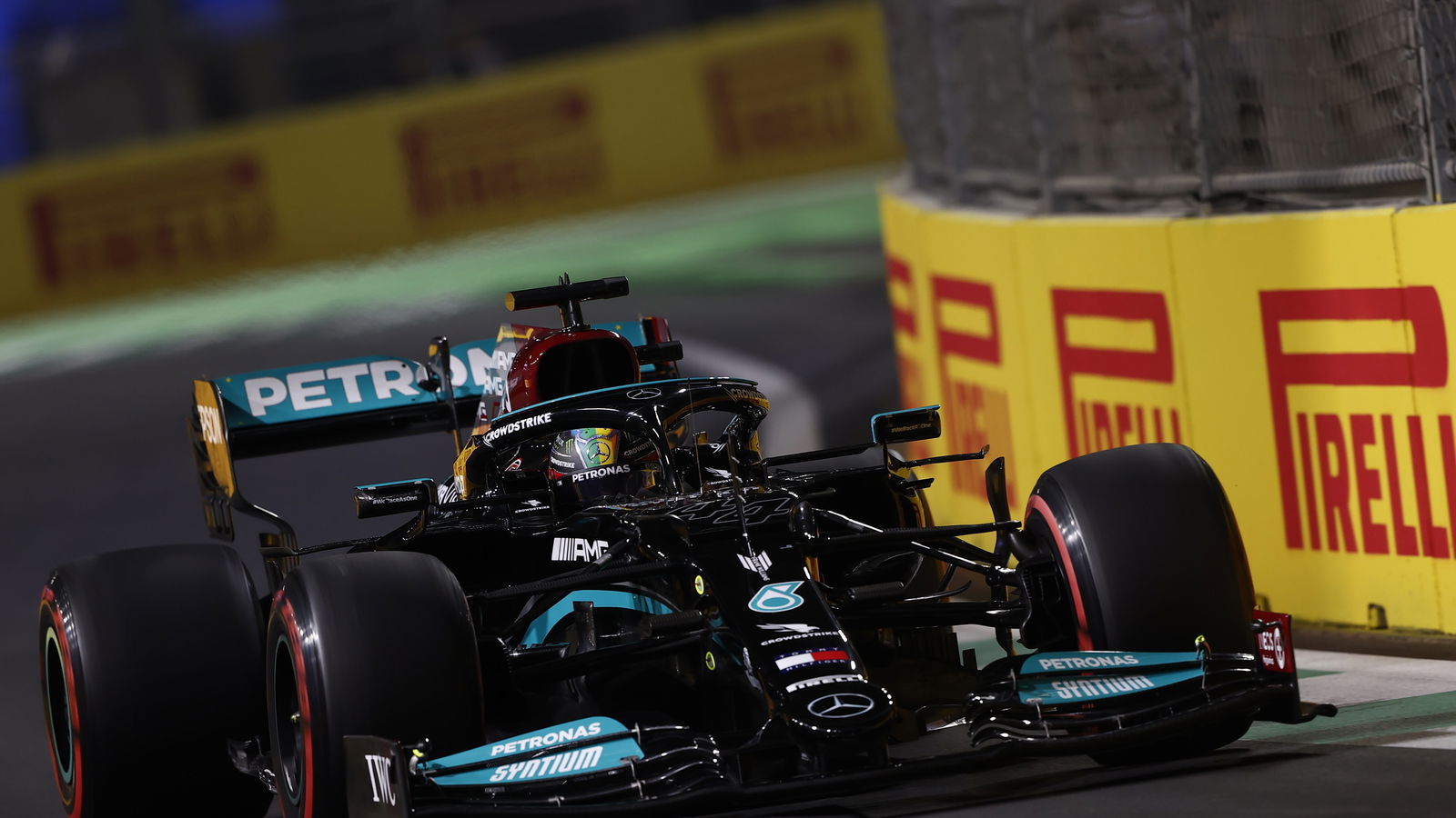 Hamilton Samakan Kedudukan di F1 GP Arab Saudi yang Gila