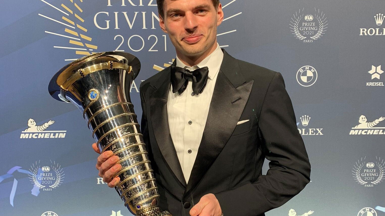 Verstappen Menerima Trofi Juara Dunia F1 pada Gala FIA