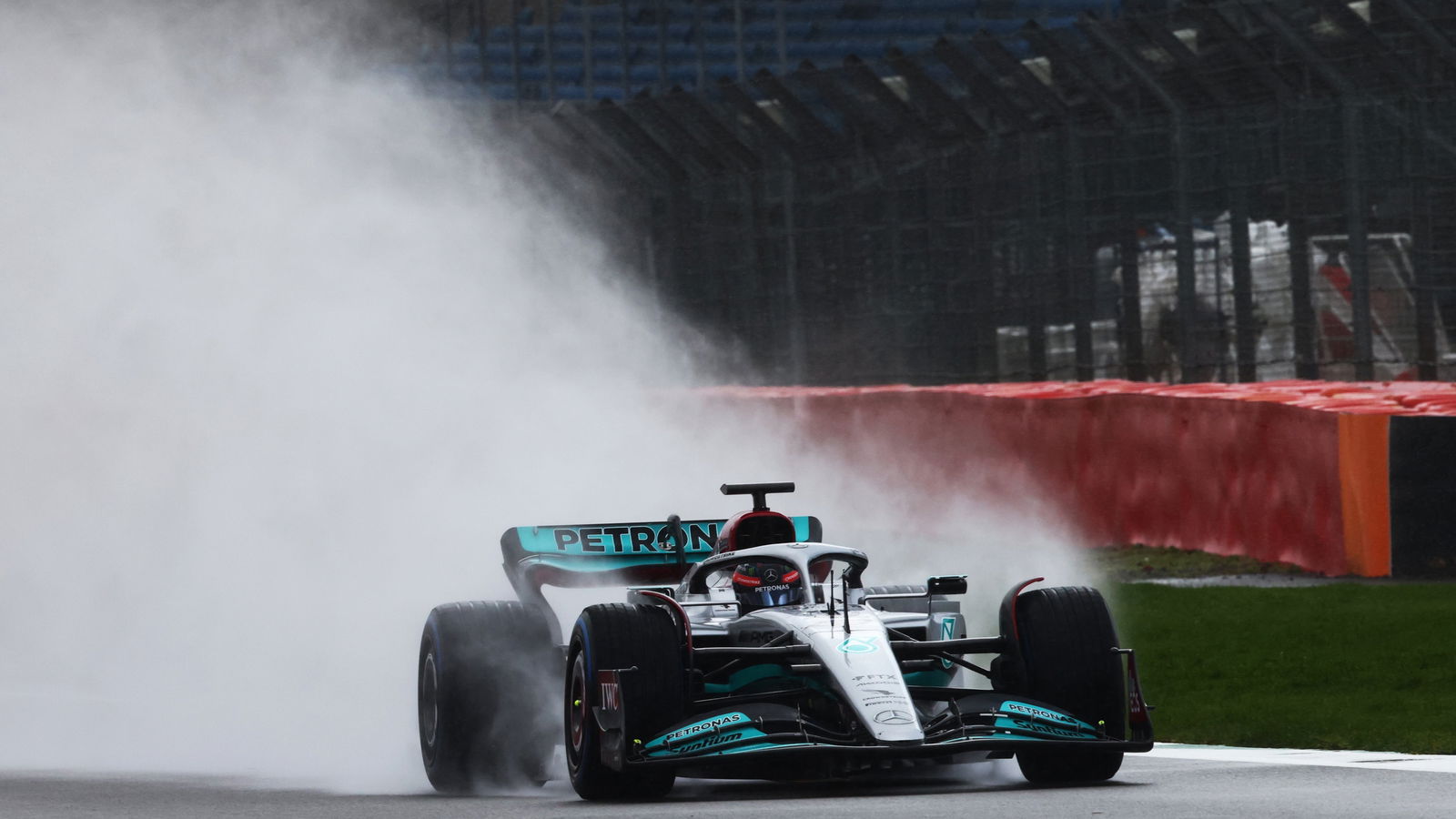 Russell Ceritakan Pengalamannya Mengendarai W13 di Tengah Badai