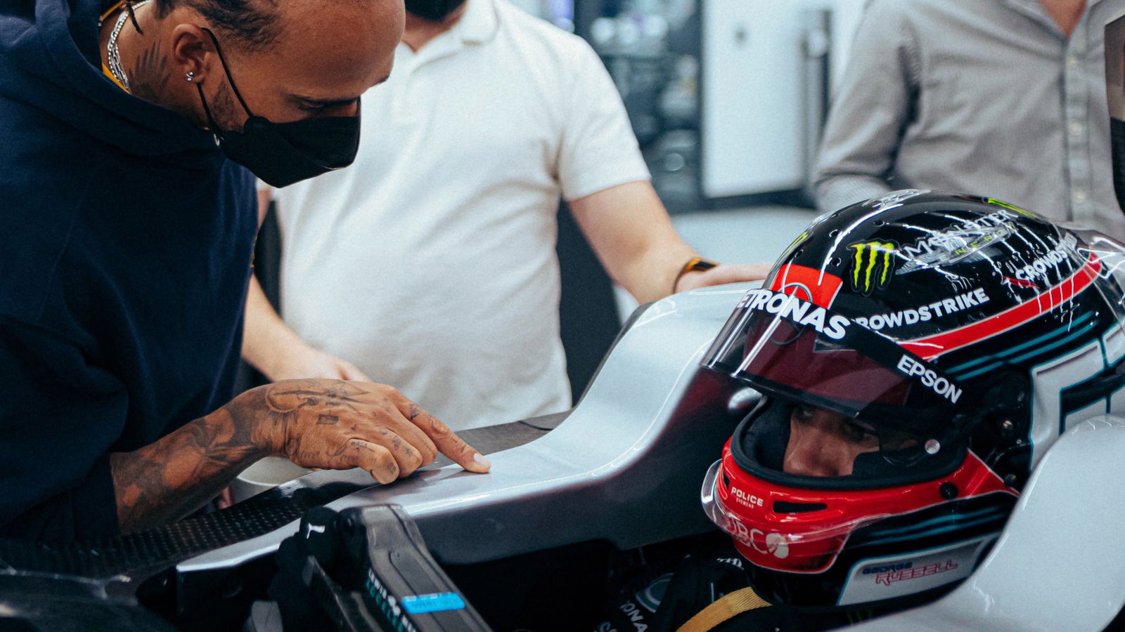 Hamilton Membantu Russell Saat Melakukan Seat-Fitting Mercedes