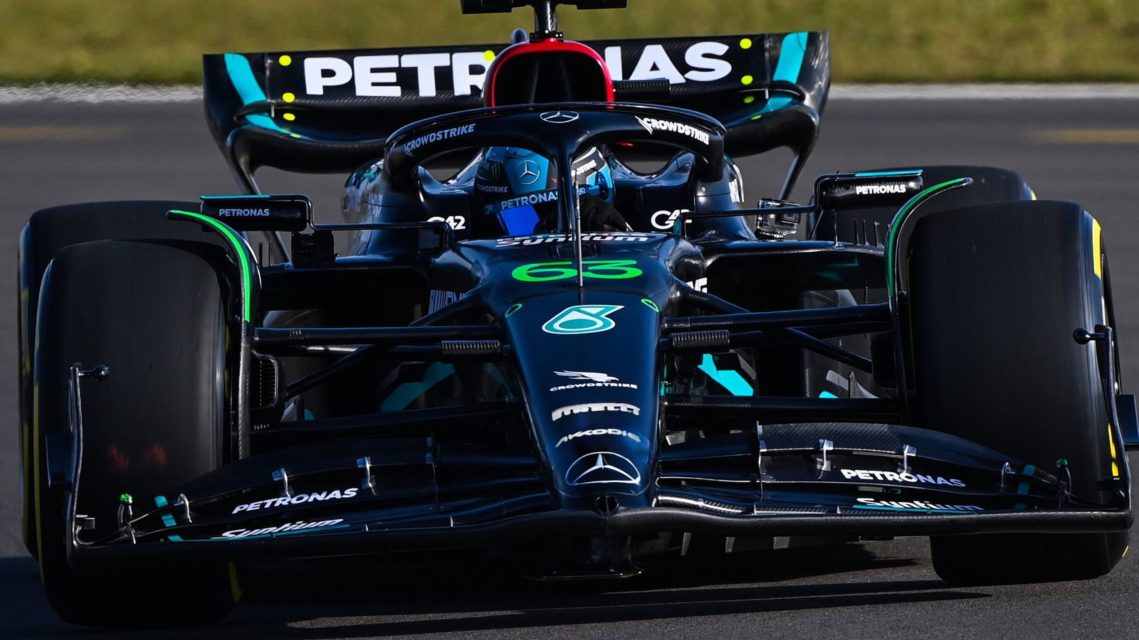 Mercedes dan Aston Martin Jalankan Mobil F1 2023 di Silverstone
