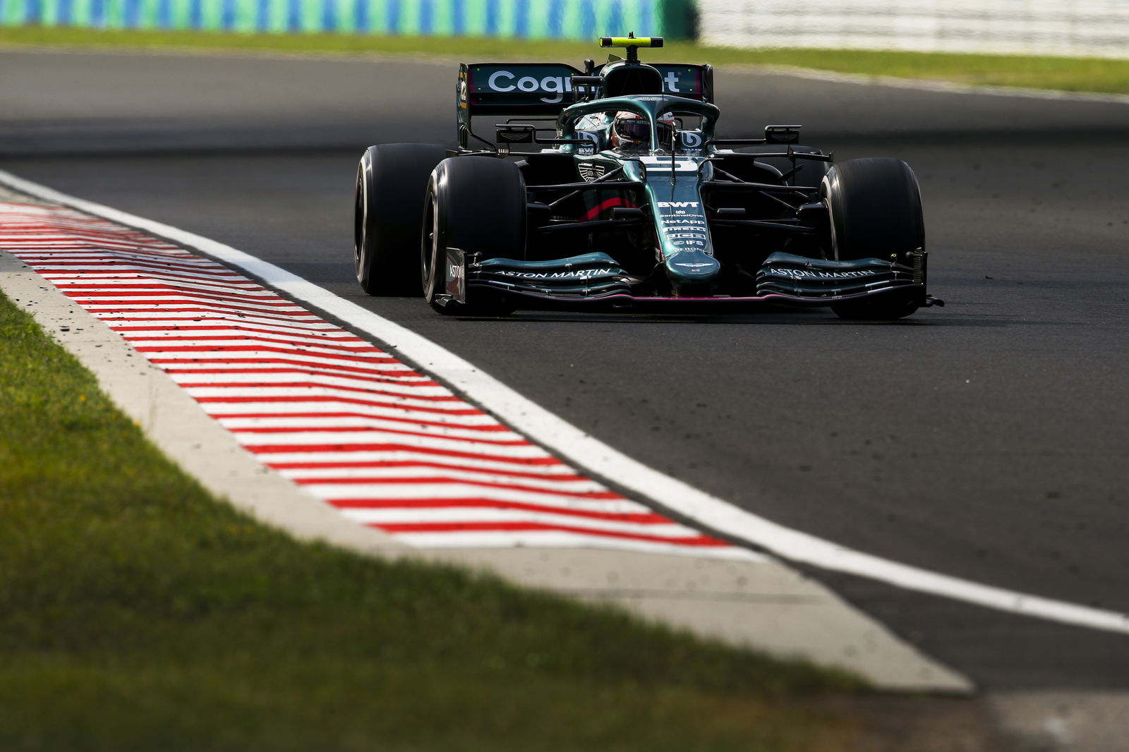Mercedes surprised by Red Bull’s “odd” F1 wing choice in Hungary