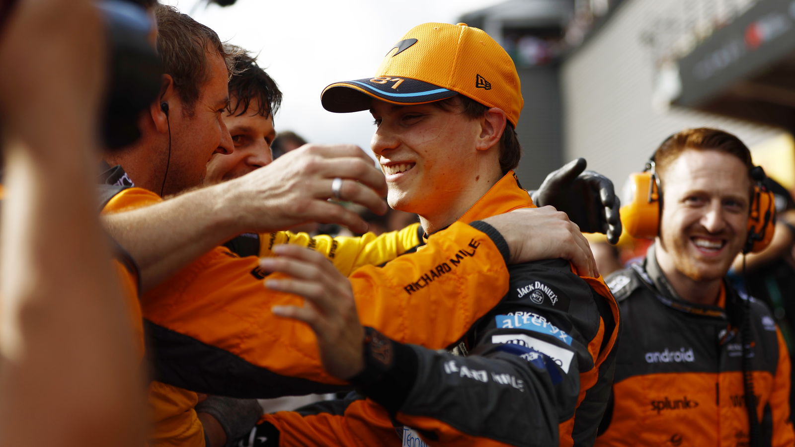 Piastri pens new long-term contract to commit F1 future to McLaren