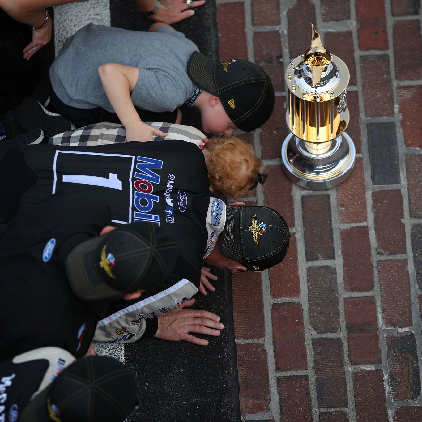 Ryan Blaney mengungguli Chase Elliott untuk pole Phoenix