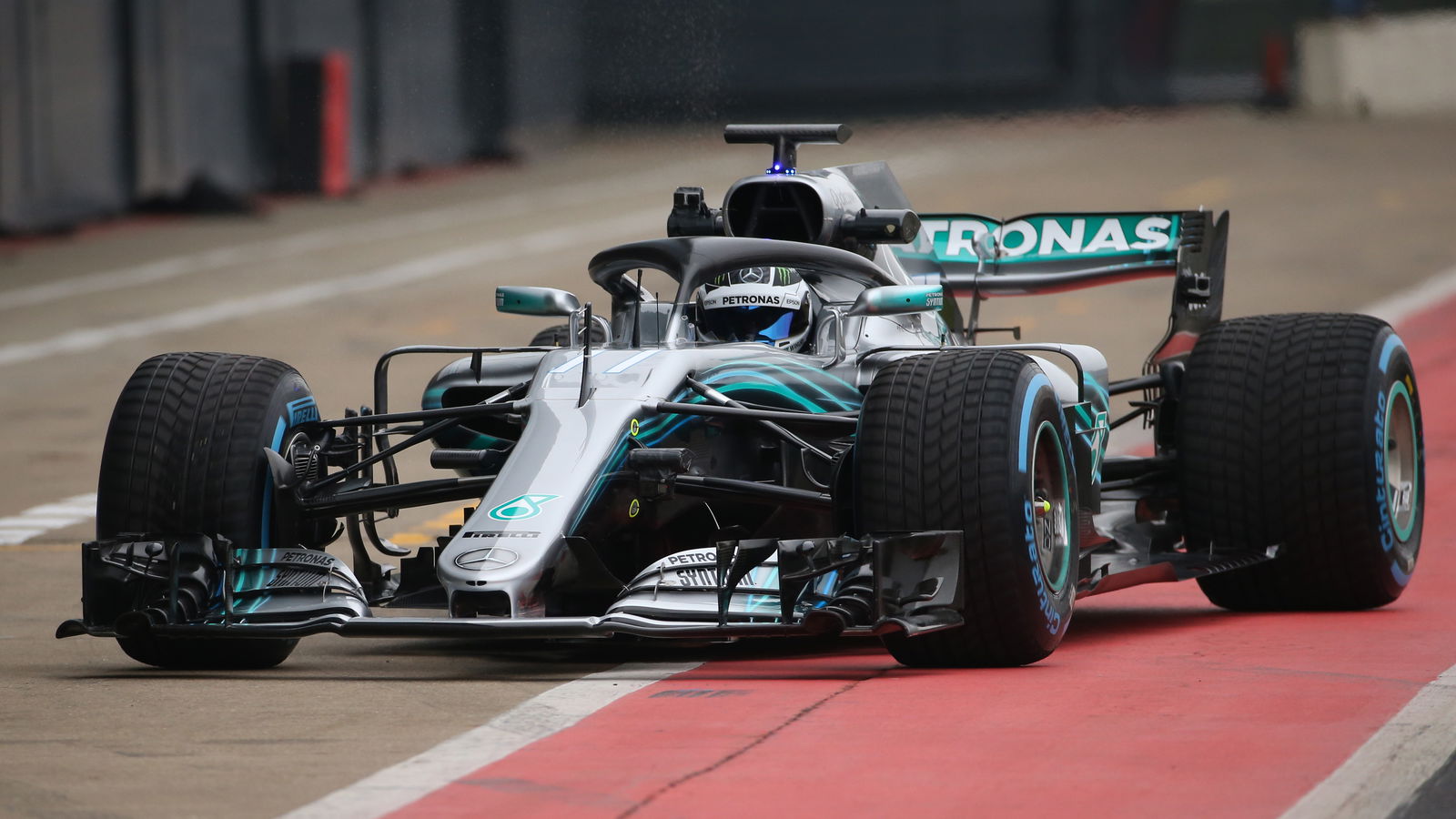 Mobil Mercedes W09 F1 memulai debutnya di Silverstone