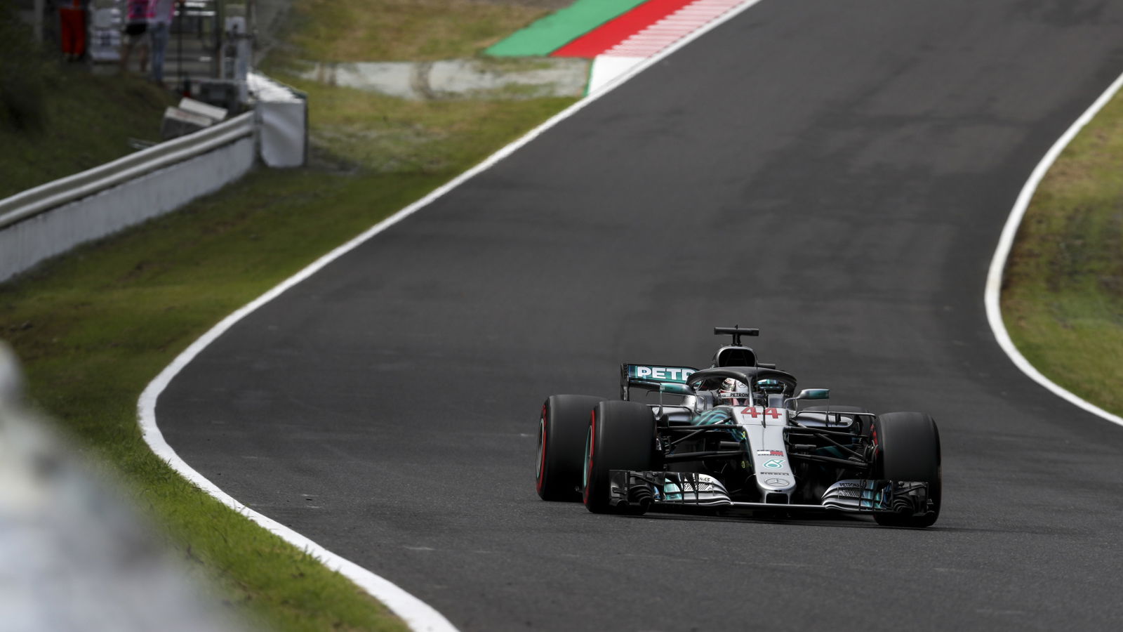 Hamilton mengambil kemenangan dominan Jepang, Vettel keenam setelah tabrakan