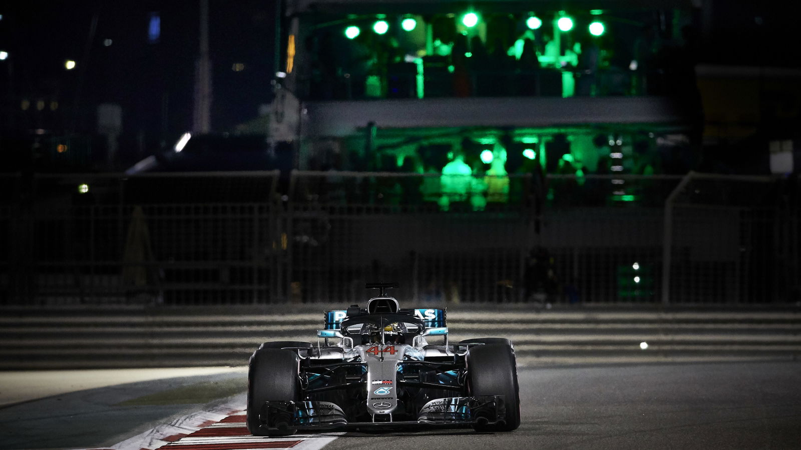 Hamilton merebut tiang Abu Dhabi, Mercedes mengunci barisan depan