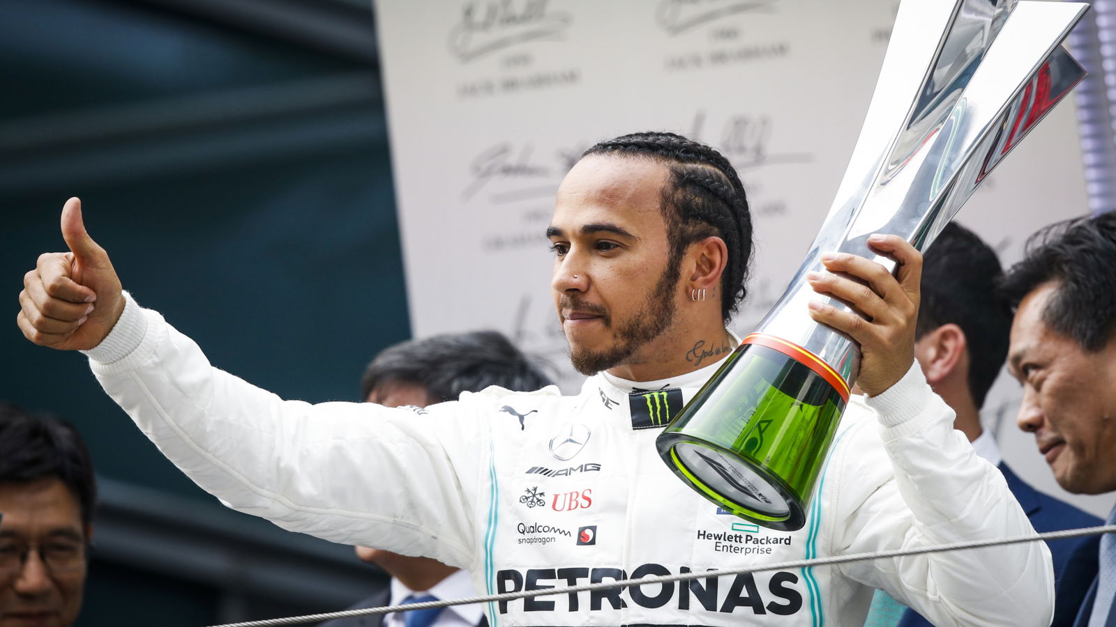Hamilton meredakan kemenangan GP Cina, ketegangan berkobar di Ferrari