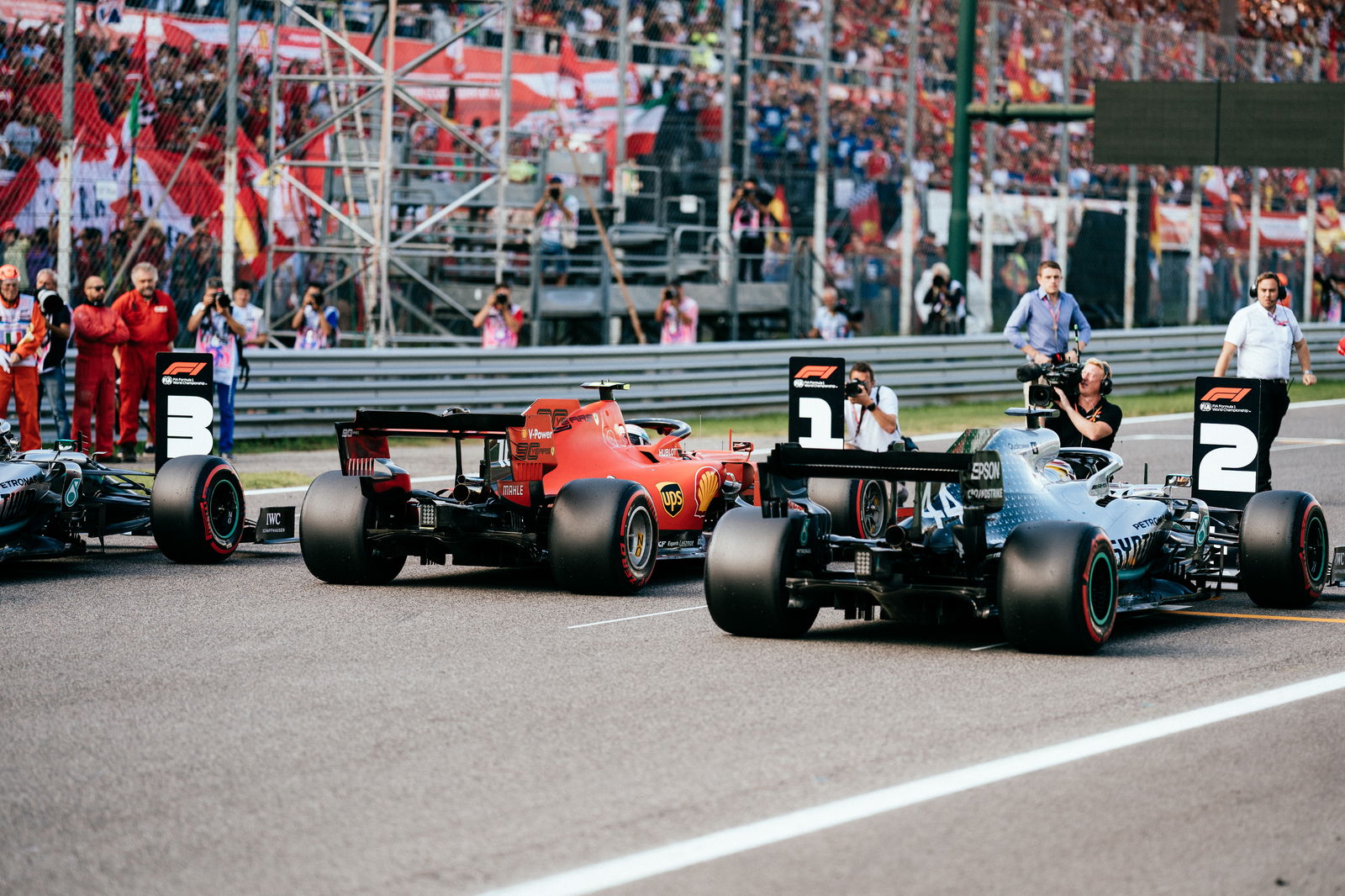 Leclerc mengalahkan Hamilton dan Bottas untuk kemenangan GP Italia