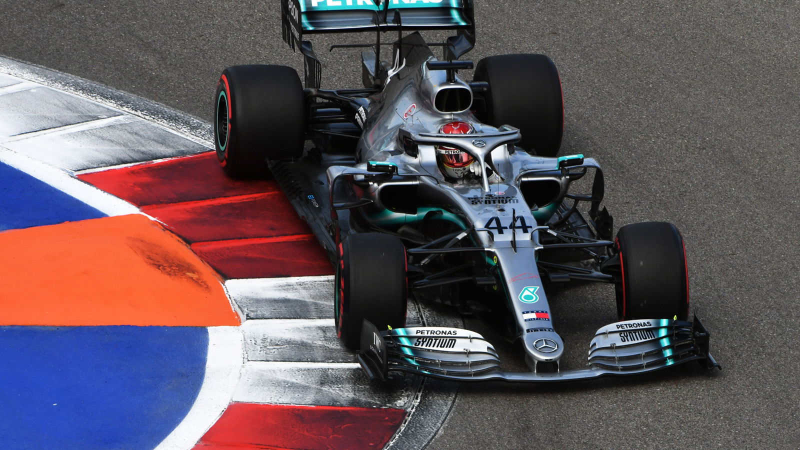 Hamilton meraup kemenangan Rusia sebagai team order, VSC melukai Ferrari