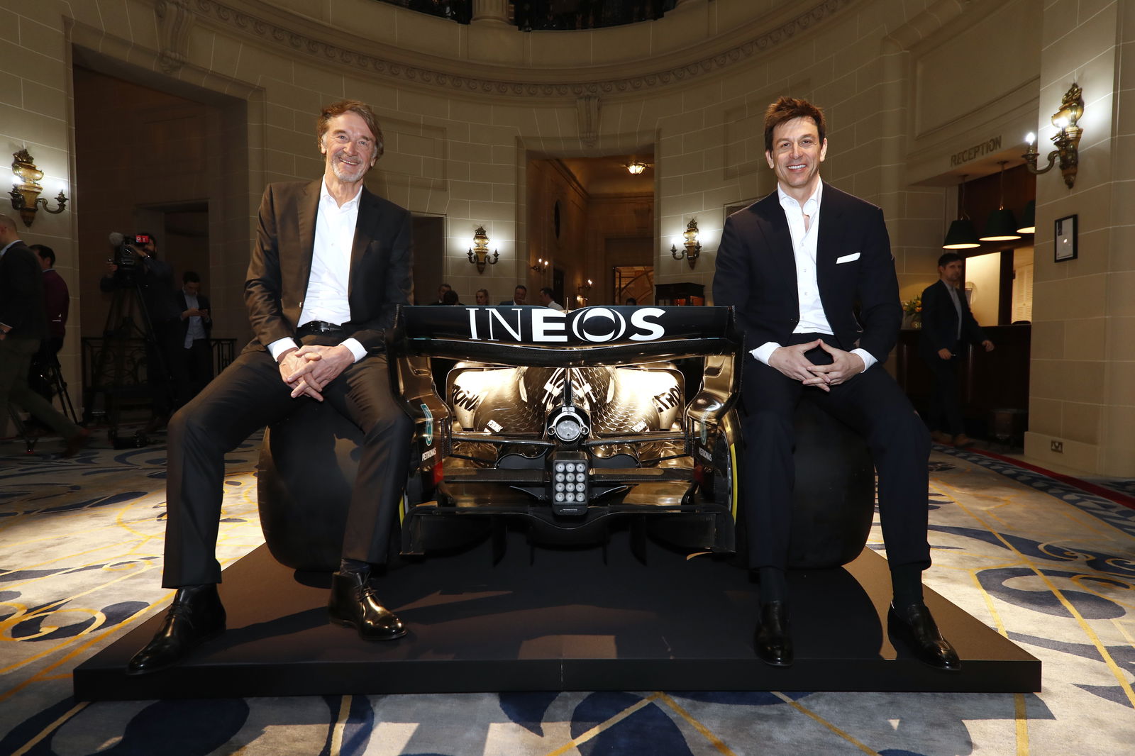 Mobil juara F1 2020 Mercedes terungkap jelang debutnya di trek