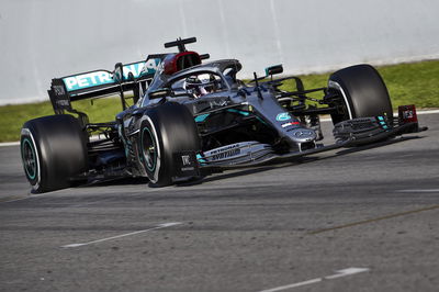 Hamilton delays Mercedes contract talks