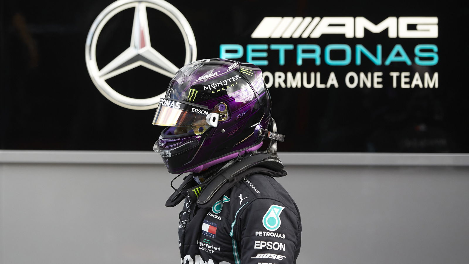 Lewis Hamilton membantah laporan 