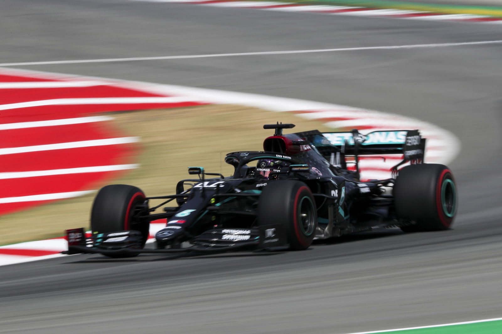 Hamilton piles pressure on Pirelli for better F1 tyres