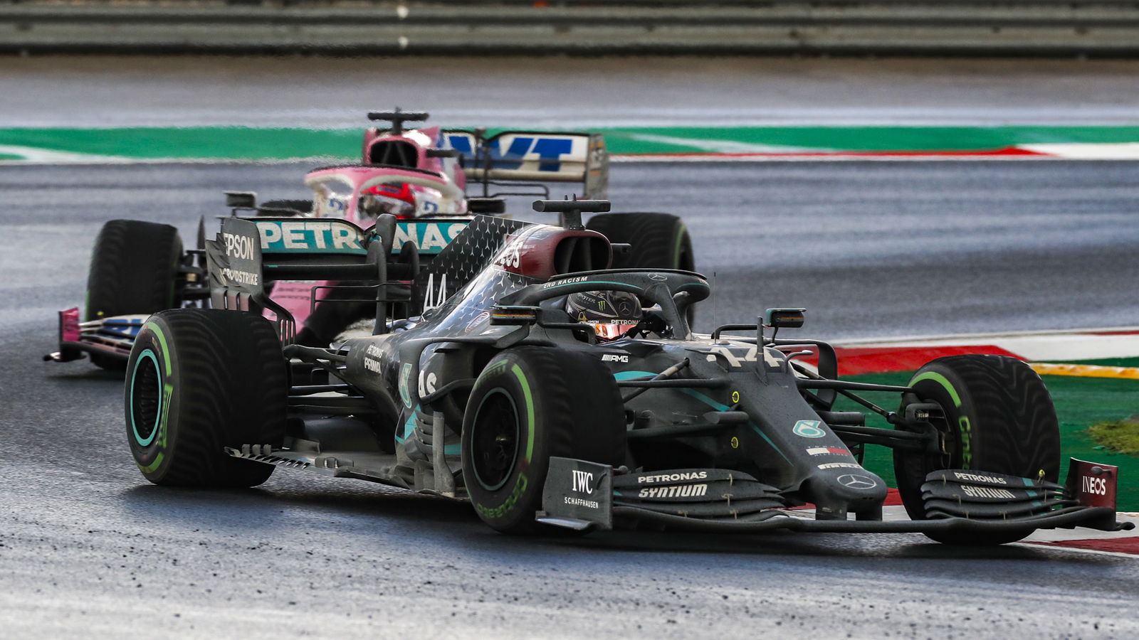 Hamilton menikmati pertarungan melawan tim F1 Red Bull yang 'lebih kuat' dengan Perez