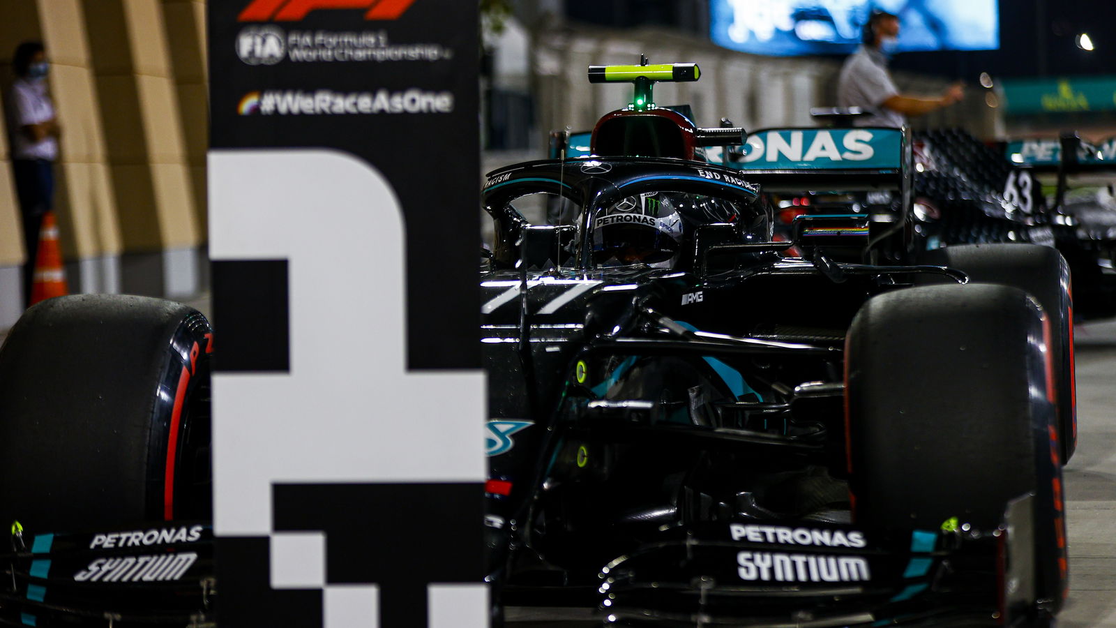 Bottas memasukkan pemain pengganti Mercedes Russell ke tiang F1 Sakhir GP