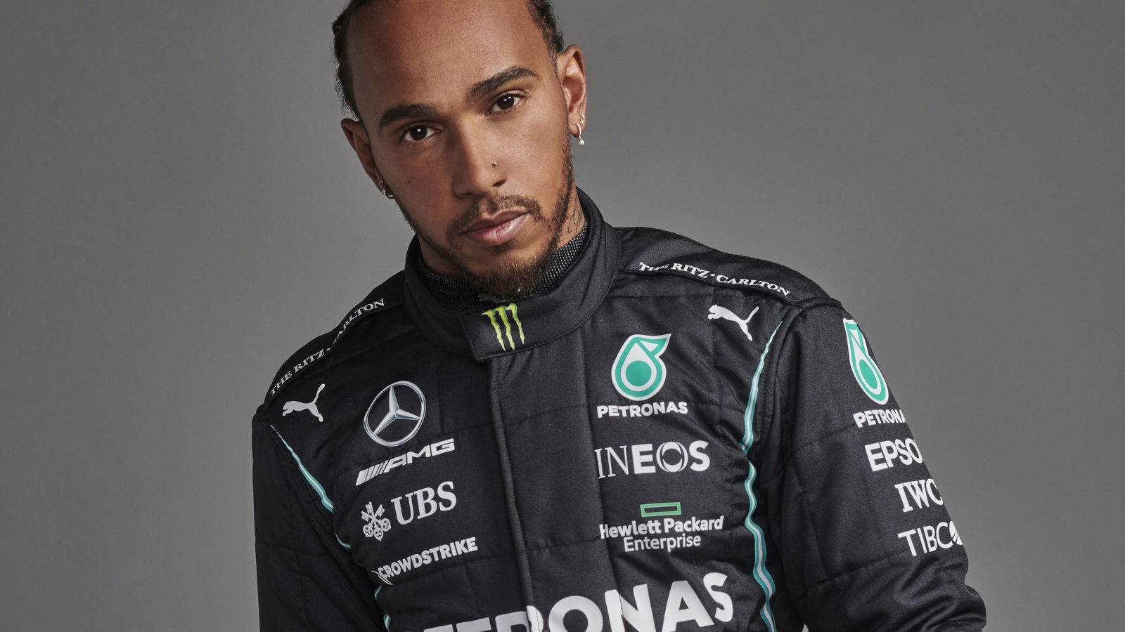 Masa Depan Belum Jelas, Lewis Hamilton Memilih Santai