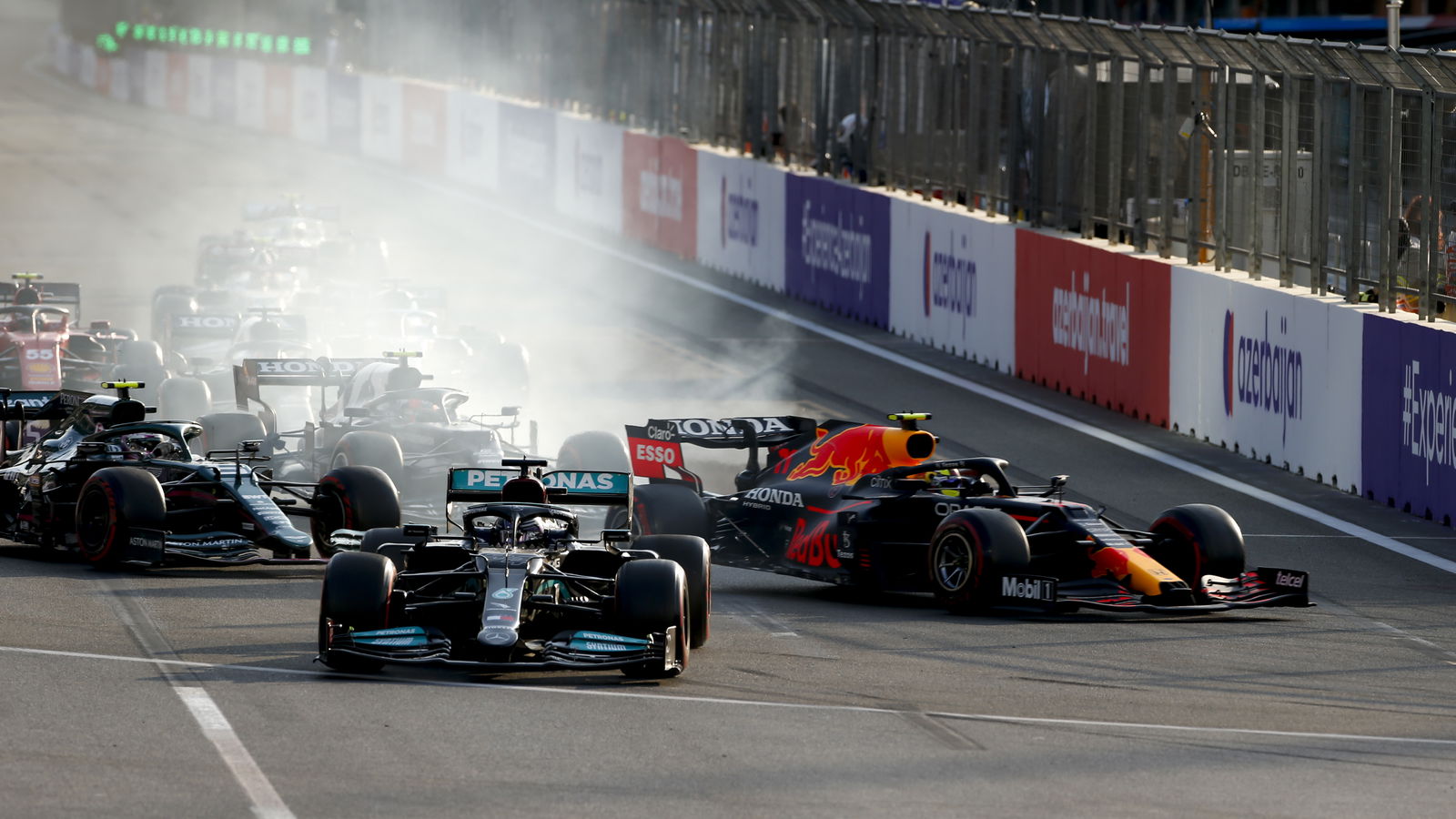 Mercedes: Lewis Hamilton Tak Sadar Pencet Tombol Ajaib