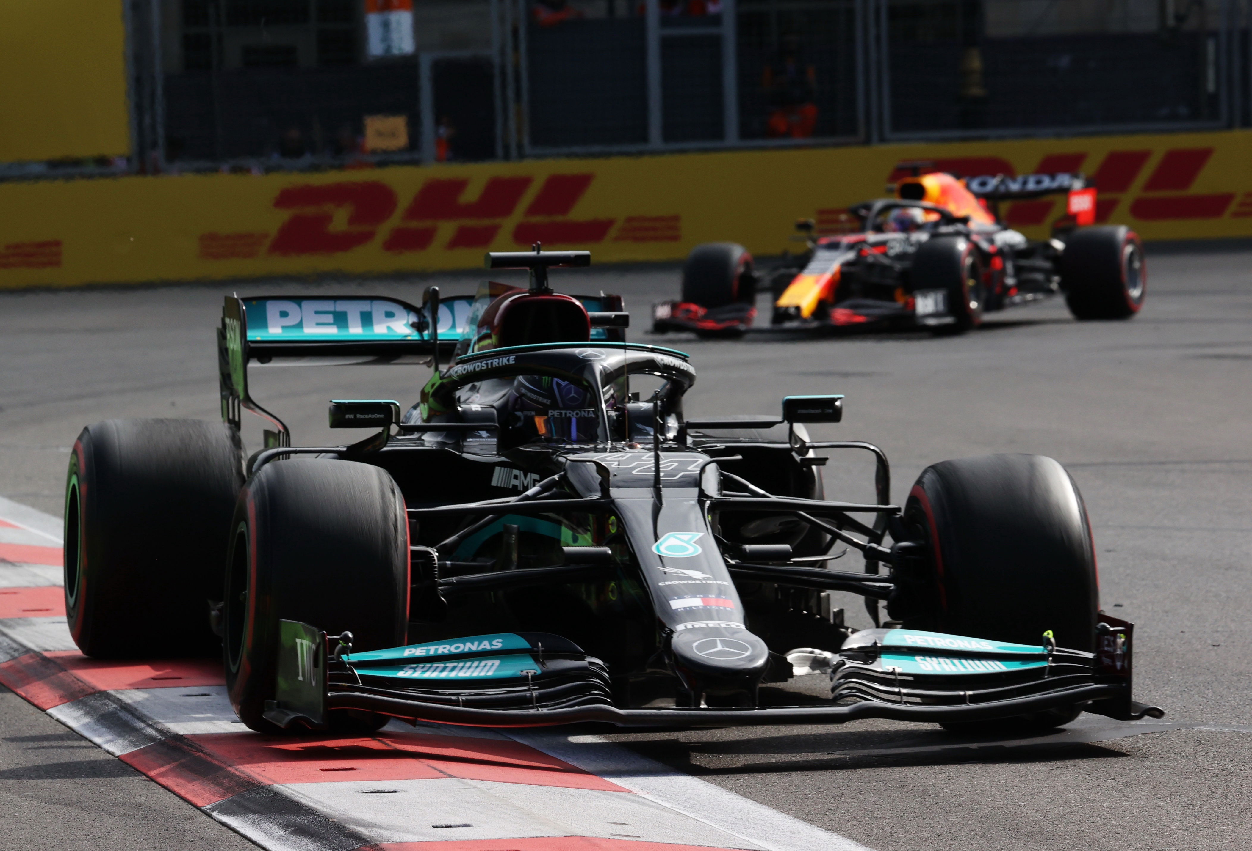 Lewis Hamilton: Red Bull Jelas Lebih Cepat dari Mercedes
