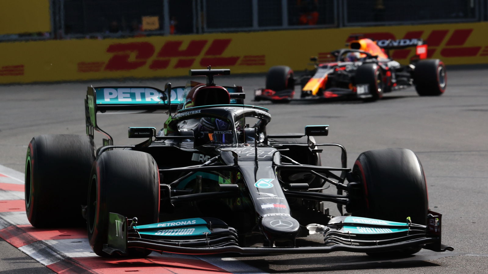 Lewis Hamilton: Red Bull Jelas Lebih Cepat dari Mercedes