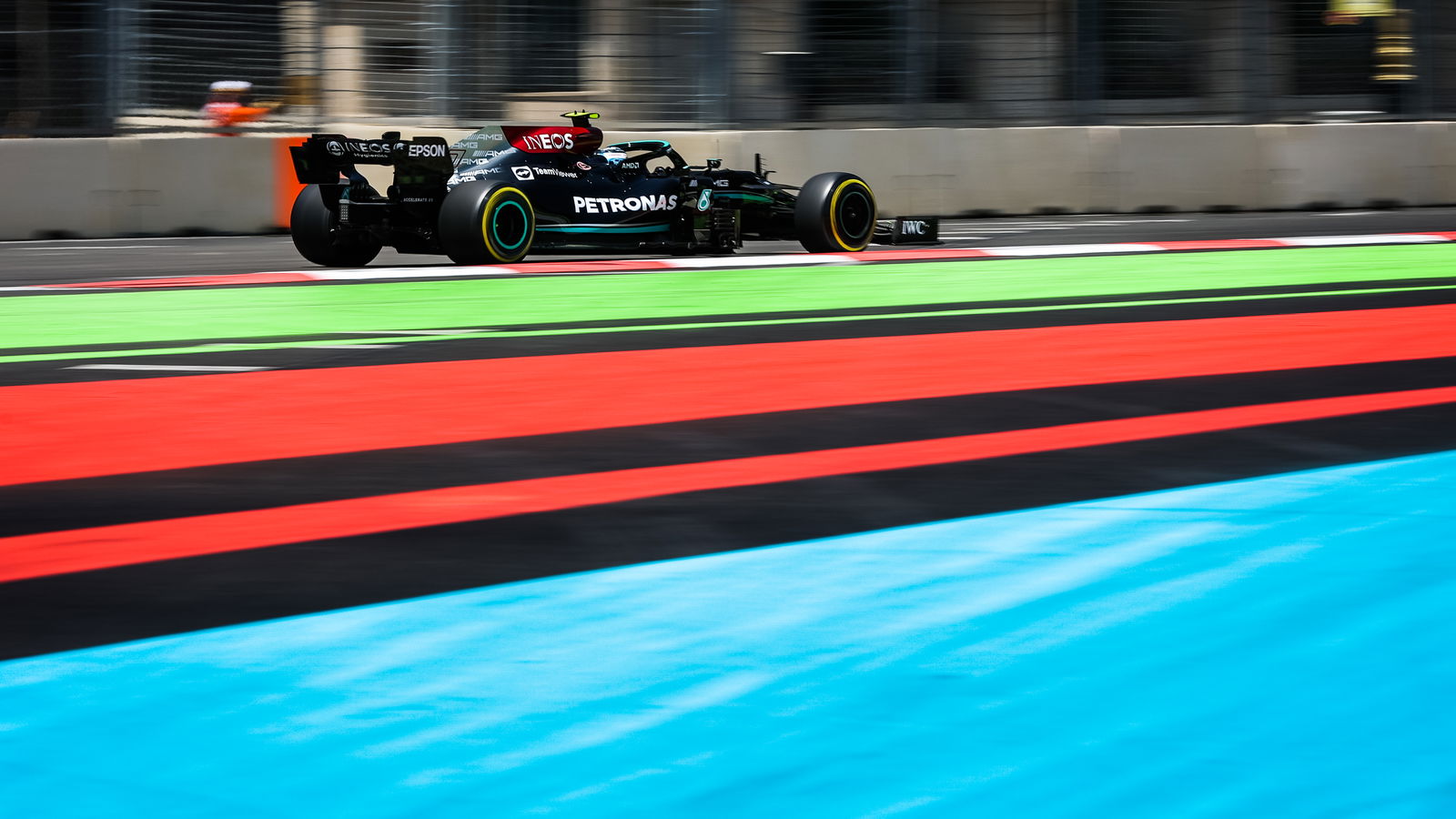 Mercedes ‘not operating at F1 championship-winning level’