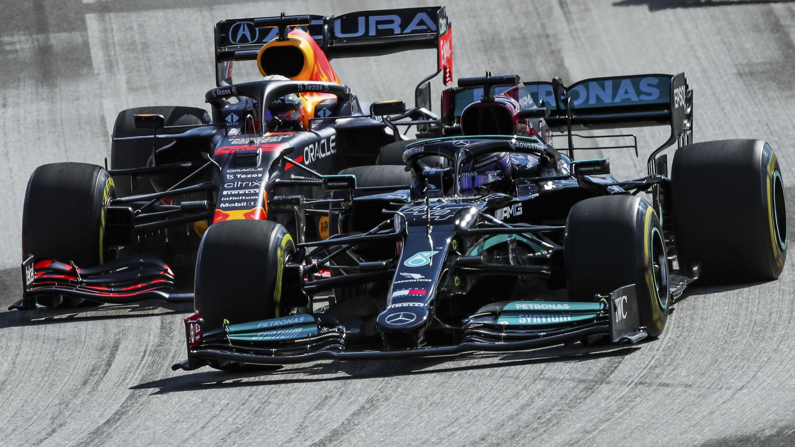 Hamilton would beat Verstappen in “identical cars” - Smedley