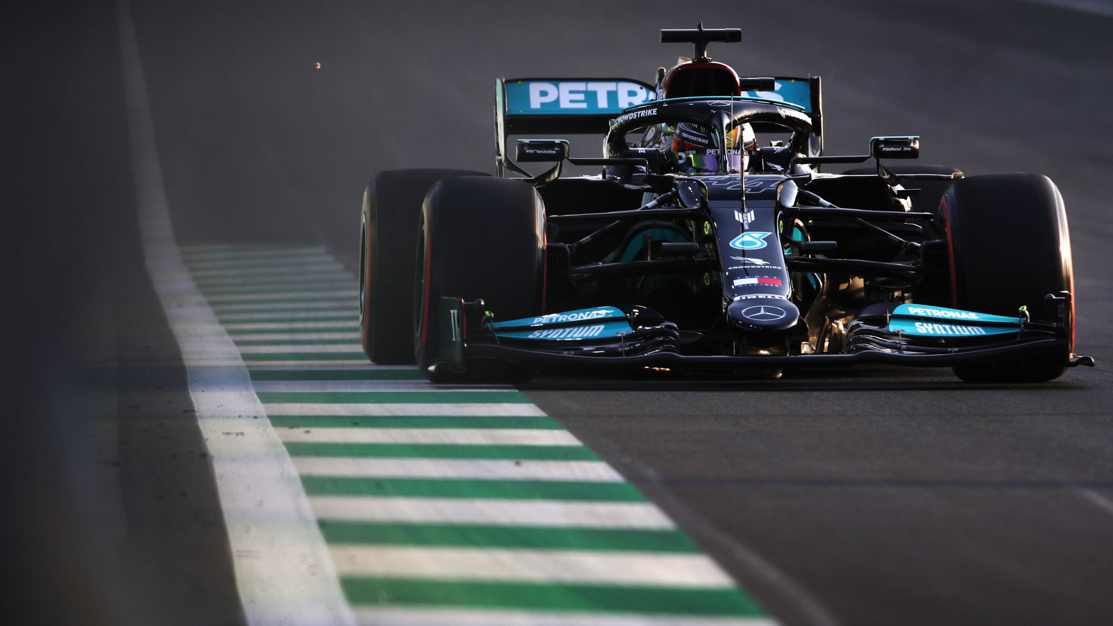 Hamilton Khawatirkan 'Zona Berbahaya' di Corniche Jeddah