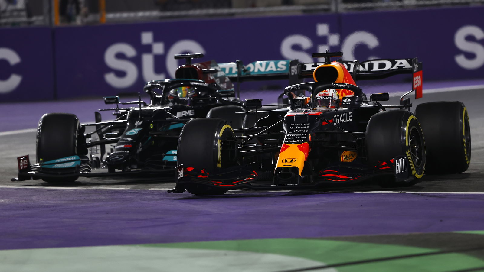 How can the 2021 F1 world titles be won in Abu Dhabi?