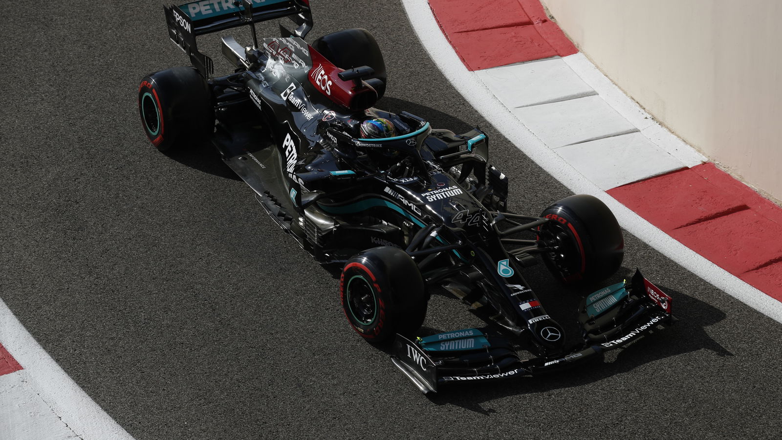Hamilton outpaces F1 title rival Verstappen in final practice
