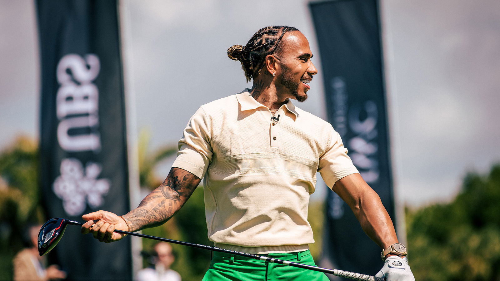 'Saya akan tetap mengemudi di trek' - Hamilton di Golf bersama Brady