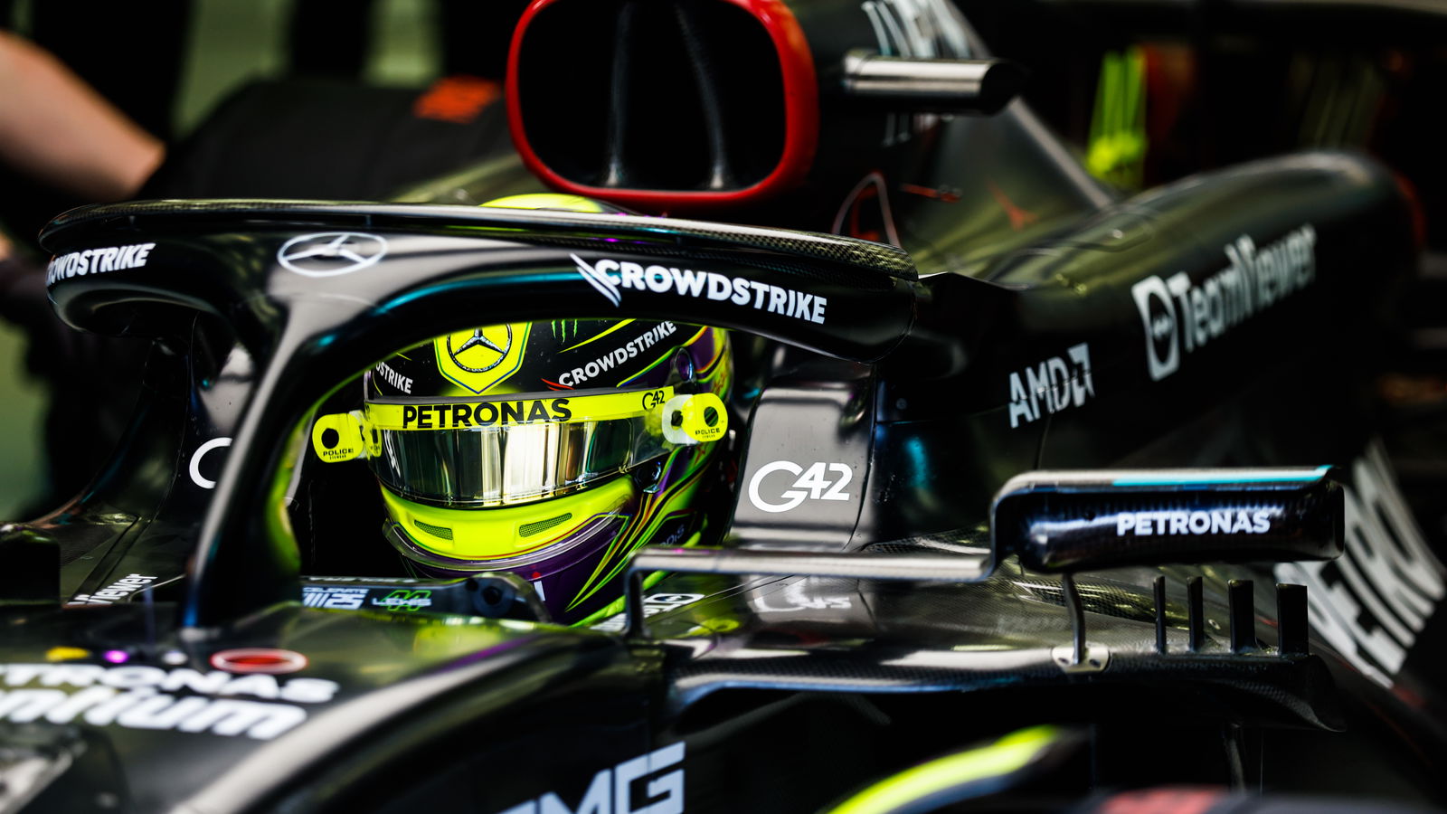 Hill’s theory on why Hamilton is yet to commit to Mercedes F1 deal