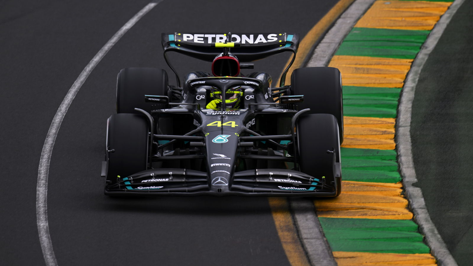Button explains why Hamilton’s seating position is making him “struggle”
