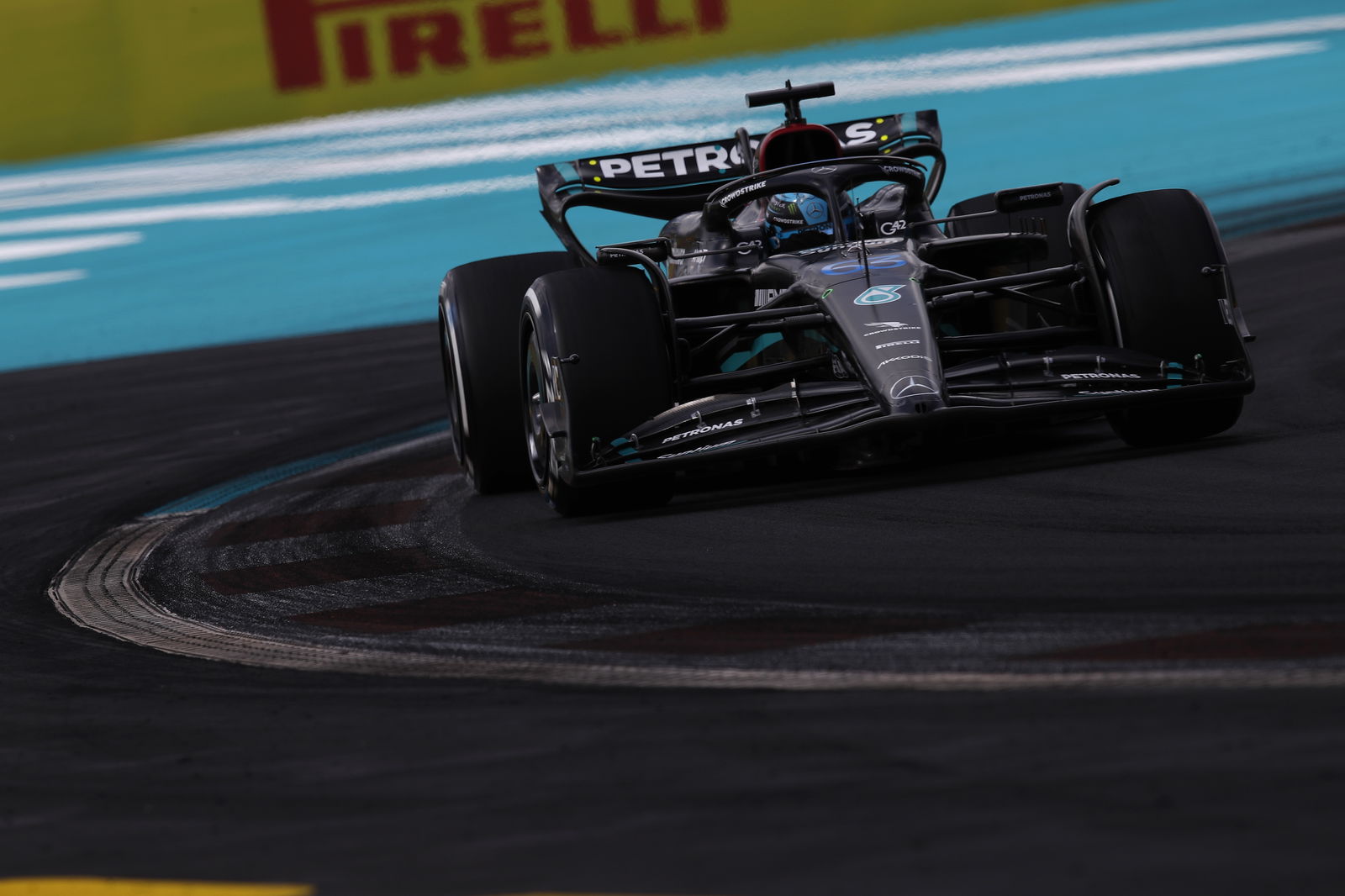 Hamilton Diminta Tinggalkan Mercedes di Tengah Rumor Ferrari