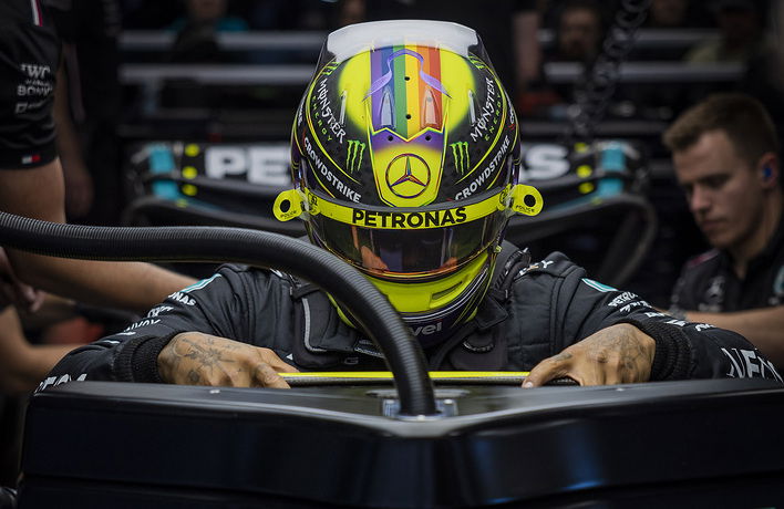 ‘That’s really dangerous’ - Hamilton and Russell in dramatic collision 