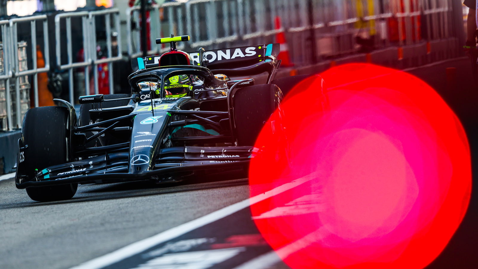 Hamilton admits Mercedes is “hardest” car to get right in his entire F1 career