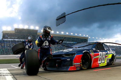 Clint Bowyer kesal dengan Erik Jones setelah berdesakan di lap terakhir