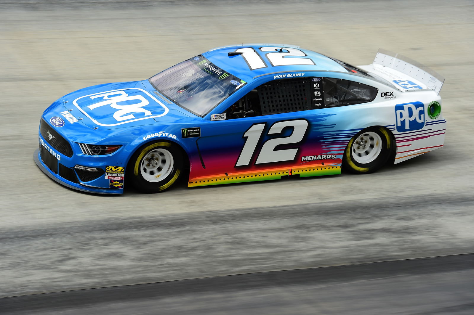 Kyle Busch out-duels older brother Kurt for Bristol win