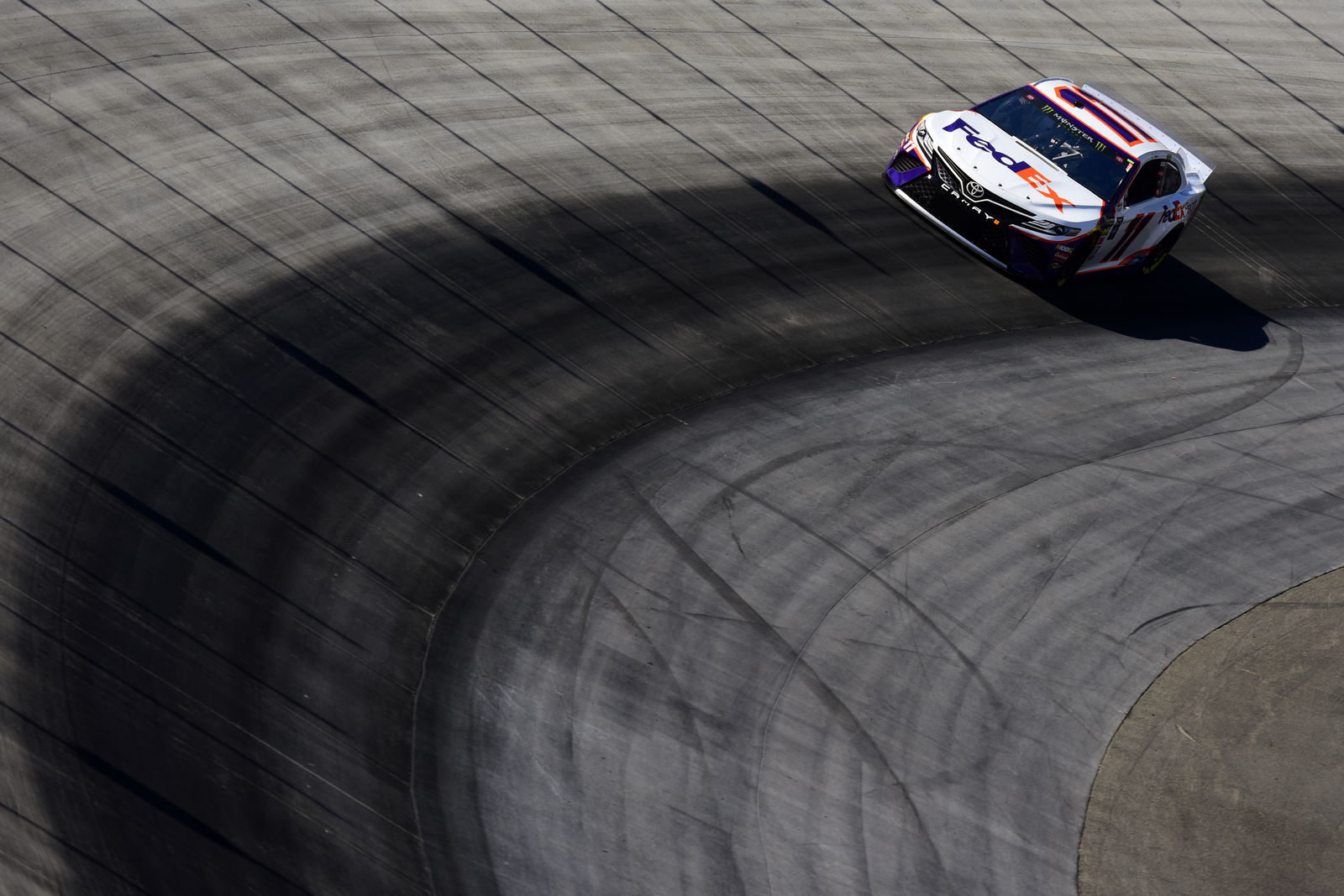 Denny Hamlin mengalahkan Matt DiBenedetto untuk kemenangan balapan malam Bristol