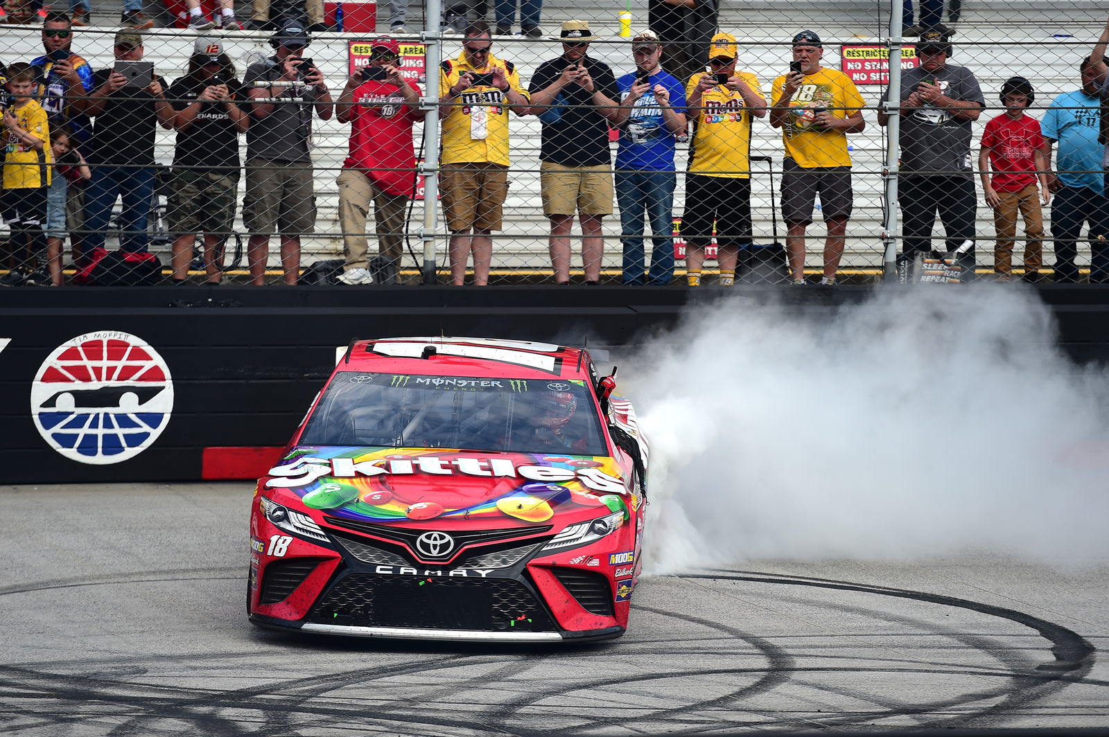 Kyle Busch out-duels older brother Kurt for Bristol win