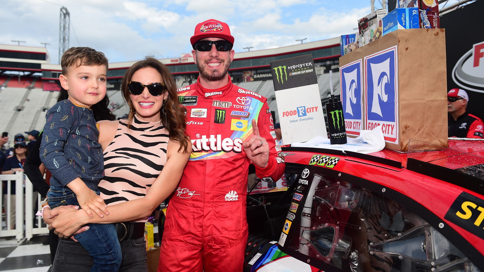 Kyle Busch out-duels older brother Kurt for Bristol win