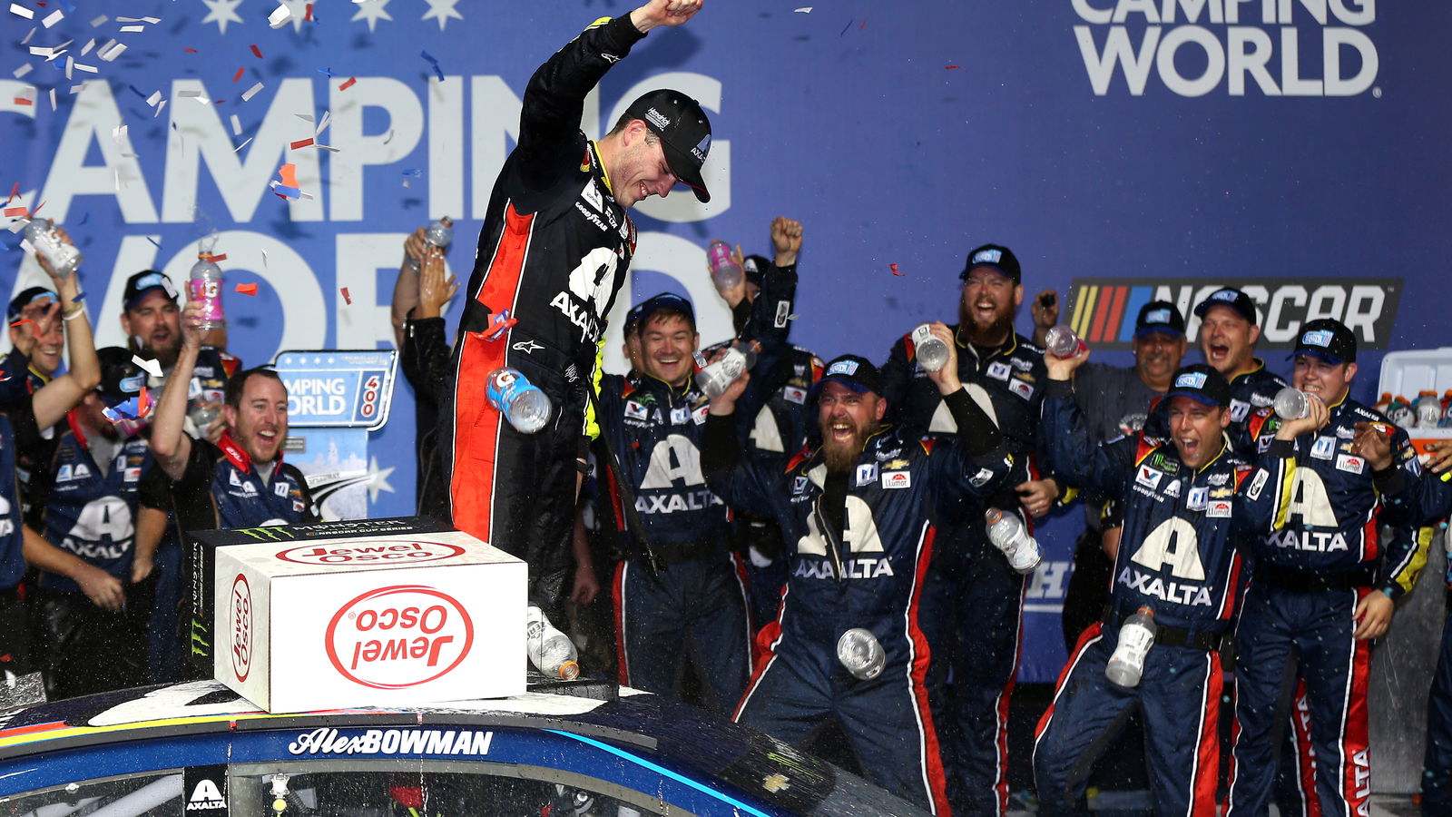 Alex Bowman menangkis Kyle Larson untuk kemenangan NASCAR perdananya di Chicago