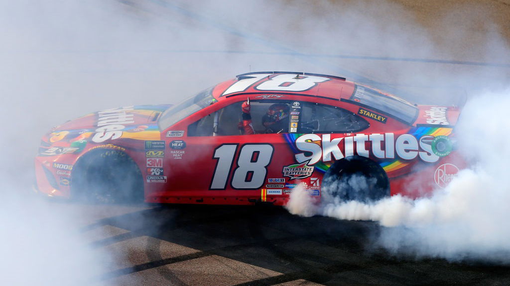 Kyle Busch scores NASCAR win 199 at Phoenix