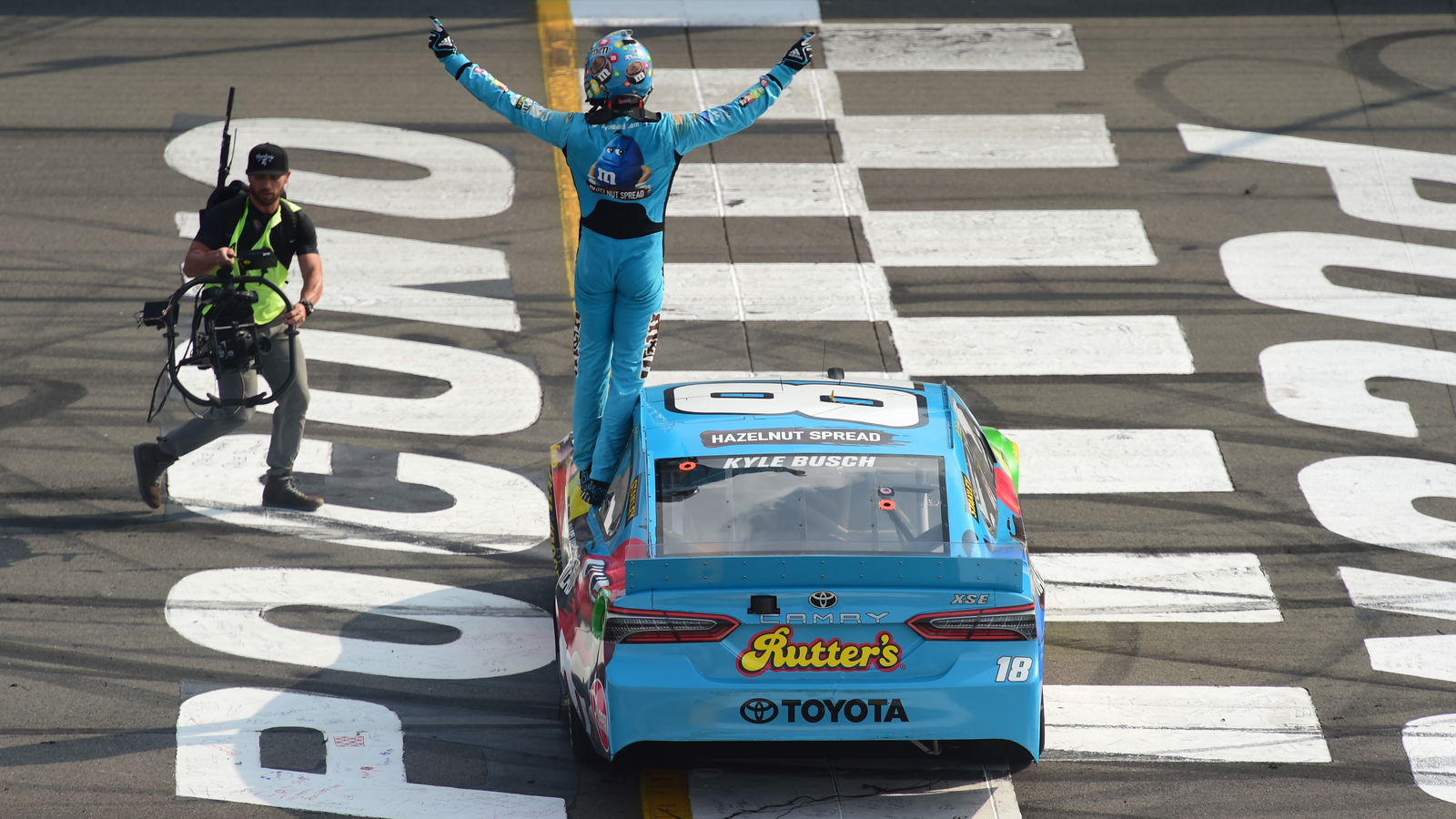 Kyle Busch unconquerable in Pocono 400