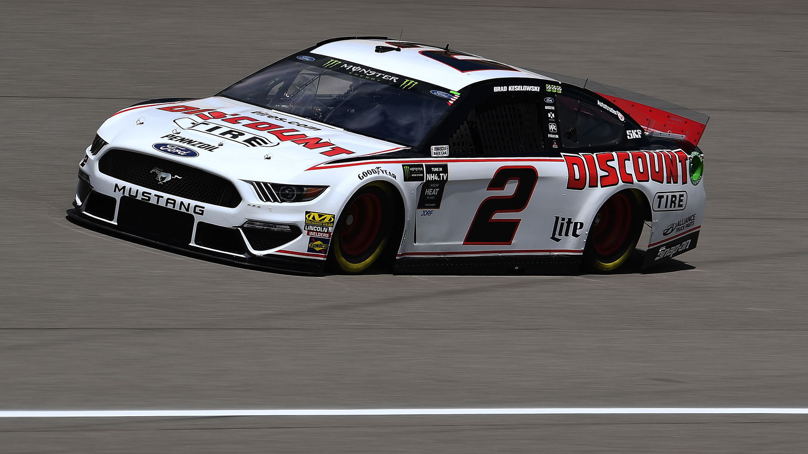 Brad Keselowski mengalahkan Kevin Harvick untuk pole Michigan